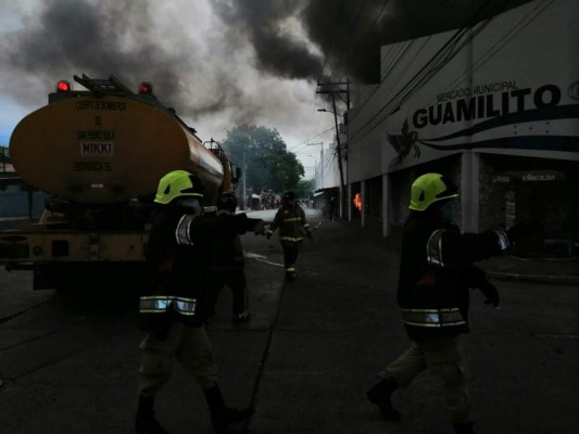 Dramáticas fotos del incendio en el mercado Guamilito, icónico en San Pedro Sula