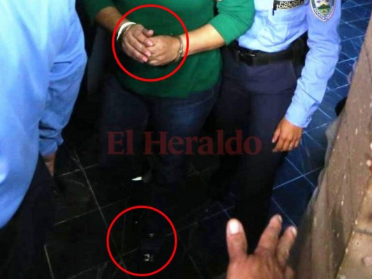 Rosa Elena de Lobo llegó con chachas puestas tanto en sus manos como en sus pies. (Foto: El Heraldo Honduras)