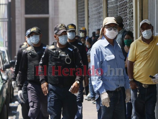FOTOS: Sin normas de bioseguridad, capitalinos salen a abastecerse