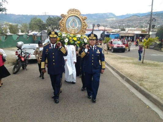 Bomberos ofrendan a la Virgen de Suyapa sus herramientas de trabajo