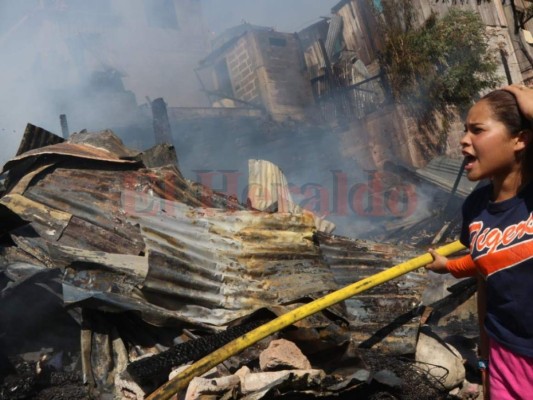 Las imágenes del incendio que consumió cuatro casas en la colonia 3 de Mayo  
