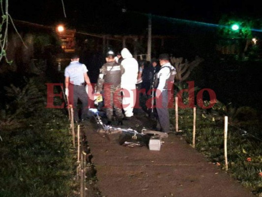Trasladan a la morgue los cuerpos de dos asesinados la noche del miércoles en Olancho