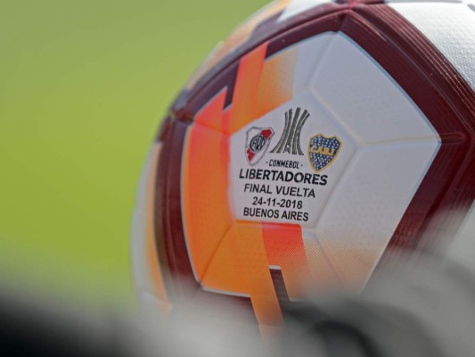 Indignación en redes por incidentes que postergan superfinal River-Boca