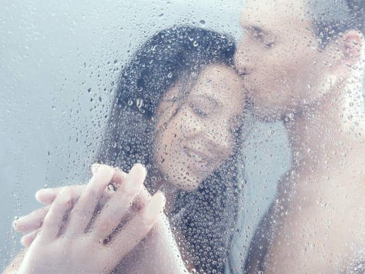 ¿Cuáles son los beneficios de bañarte con tu pareja?