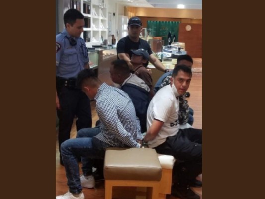 VÍDEO: Captan momento del asalto en una joyería en un centro comercial en Texas