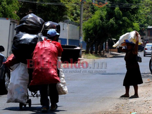 Una capital que deprime: Humo de incendios, racionamientos de agua y confinamiento