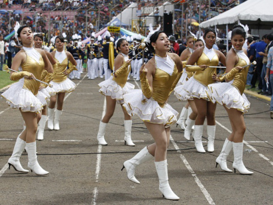 Derroche de civismo y belleza en desfiles patrios