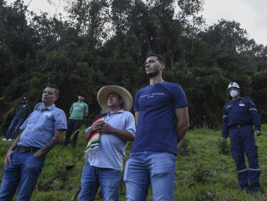 Helio Neto, sobreviviente de la tragedia aérea del Chapeoense, visitó la zona donde murieron sus compañeros tras conmemorarse cinco años del accidente