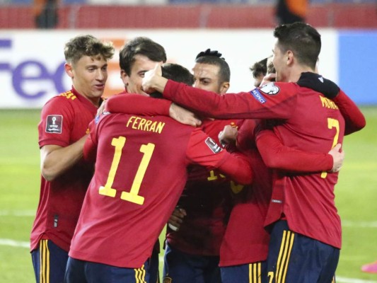 Luis Enrique y España sufren al iniciar las eliminatorias