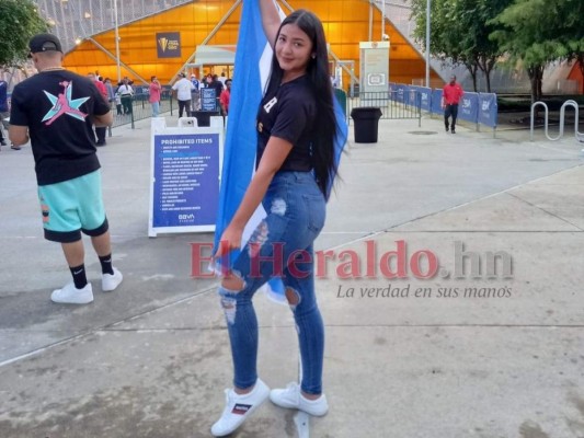 Las bellezas catrachas en el BBVA Compass para el Honduras-Granada