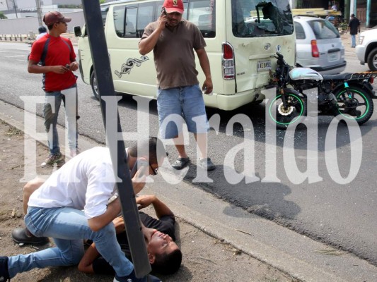 Motociclista resulta gravemente herido al impactar con microbús en la capital de Honduras
