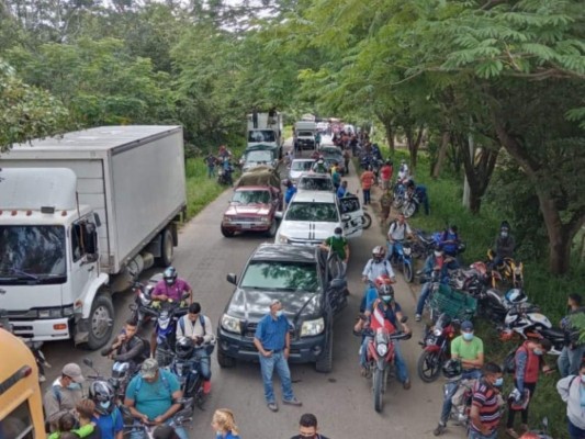Transportistas bloquean paso a la zona oriental del país por mal estado de carreteras