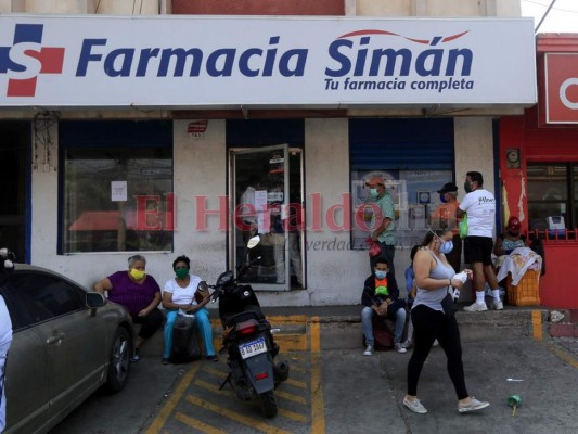 Unos en orden y otros sin acatar medidas, así acuden capitalinos a abastecerse