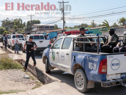 FOTO: Pandilla 18 tenía guarida en escuela de la Planeta; hallaron armas y uniformes militares