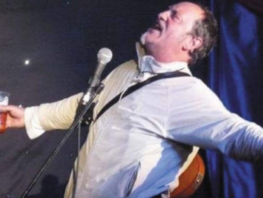 Comediante muere en escenario durante monólogo humorístico en Londres