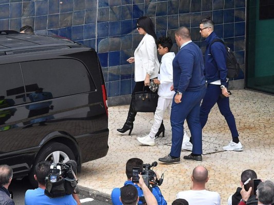 FOTOS: Cristiano Ronaldo permanece junto a su madre tras hospitalización