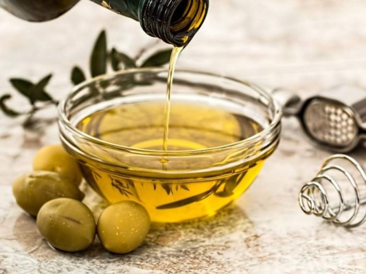 Un masaje en las estrías con aceite de oliva puede ser efectivo para eliminarlas. Foto: Pixabay