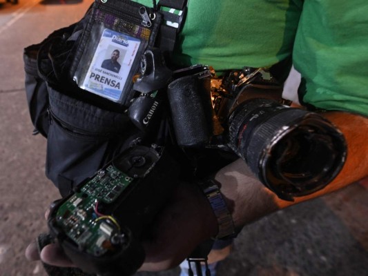 Vehículos quemados y más de diez policías heridos: Lo que dejó la irrupción en Guatemala