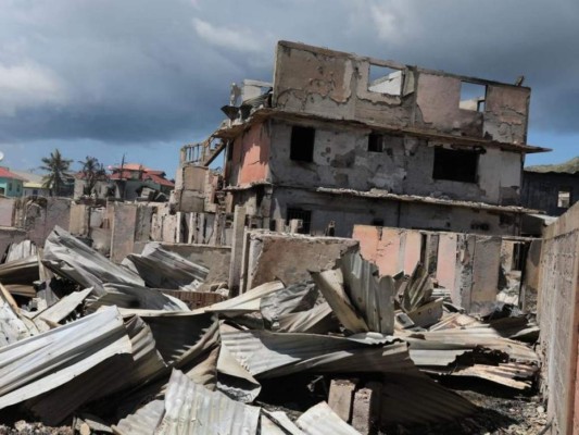 Entregan ayuda humanitaria tras pavoroso incendio en Guanaja