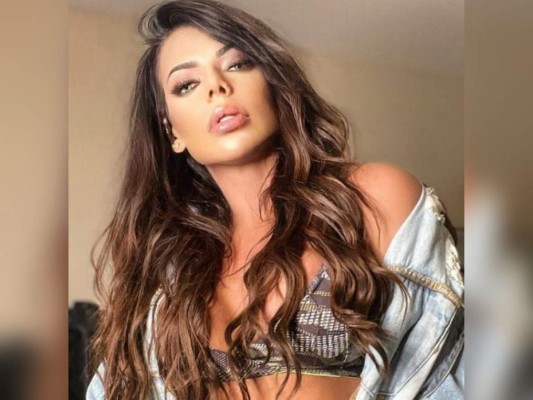 Modelo brasileña se hace polémico tatuaje en honor a Lionel Messi