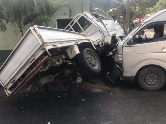 Cinco heridos deja aparatoso accidente entre un busito y camión en SPS