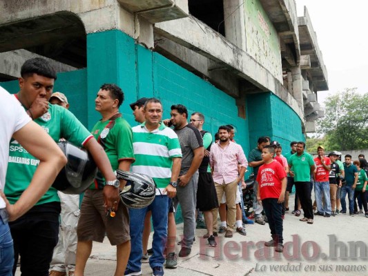 FOTOS: Aficionados y policías se enfrentan afuera del Yankel Rosenthal antes del partido Marathón vs. Motagua