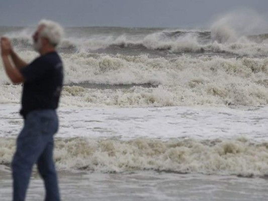 Advertencia de huracán en Estados Unidos ante aproximación de tormenta tropical Gordon