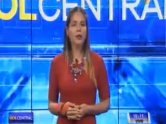 Periodista pensó que no estaba en vivo y comenzó a bailar