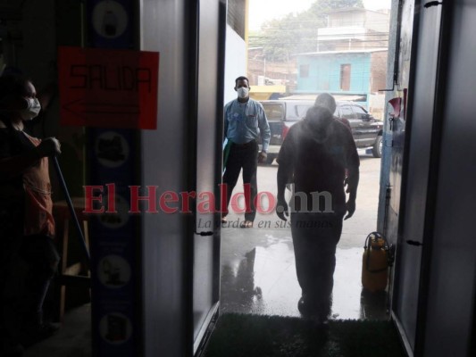 Unos compran, otros van al banco y muchos salen a pedir: La capital en tiempo de pandemia