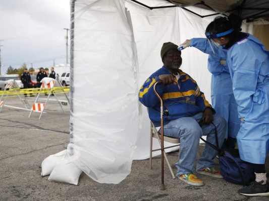 En medio de pandemia, indigentes duermen en estacionamiento en Las Vegas