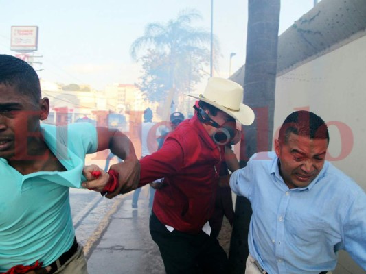 Imágenes de la 'gaseada” a Manuel Zelaya durante marcha de la Alianza de Oposición