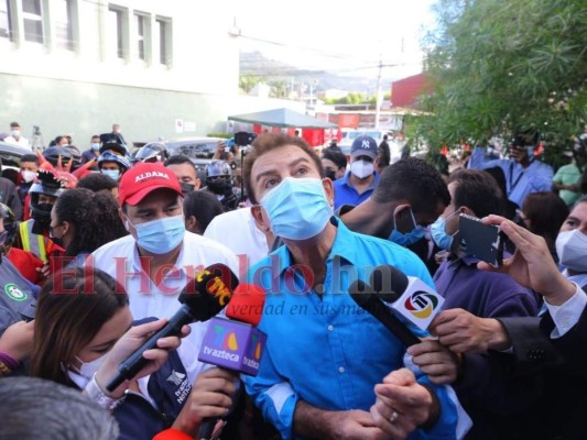 Junto a su esposa Iroshka Elvir, Salvador Nasralla acude a votar en la capital (FOTOS)