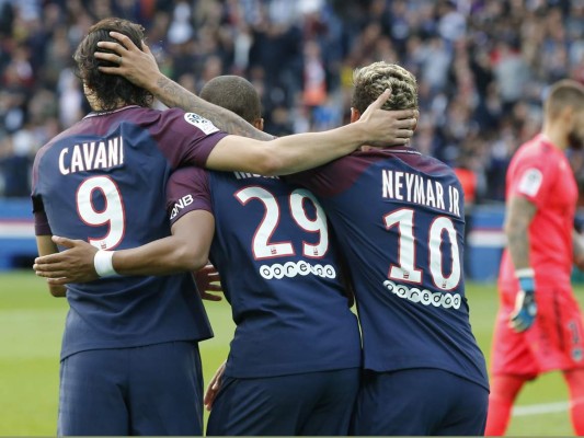 Delantero uruguayo Cavani firma la paz con Neymar en el PSG: 'Ya está todo tranquilo'