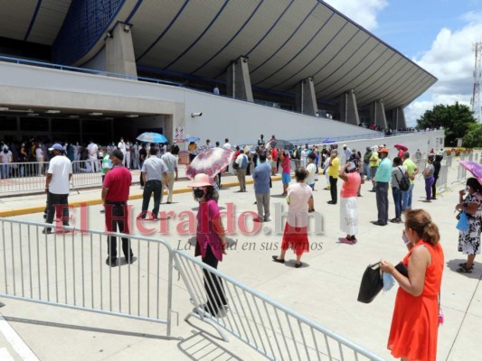 Cientos de hondureños acuden a recibir la segunda dosis contra el covid-19 (Fotos)
