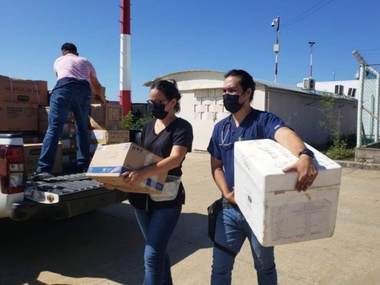 Entregan ayuda humanitaria tras pavoroso incendio en Guanaja