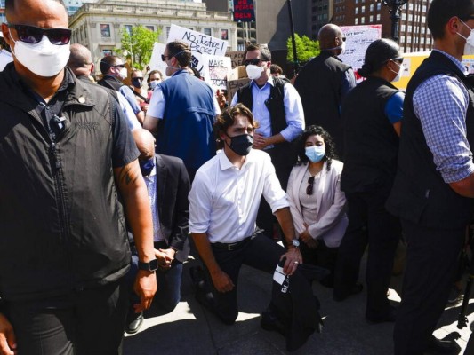 Justin Trudeau asiste a protesta contra racismo y se arrodilla en solidaridad
