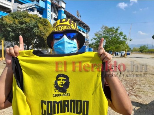 Aficionados acuden al Olímpico aunque Sinager prohíbe su ingreso (FOTOS)