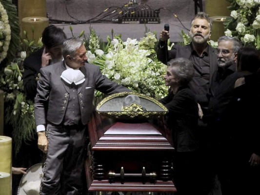 Alejandro Fernández cumple con voluntad de Vicente y lo despide con 'Volver, volver'