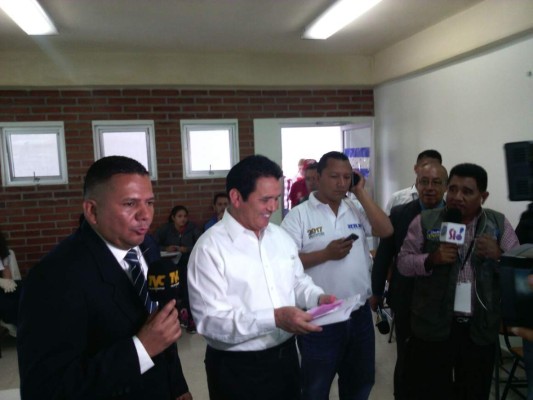 Figuras políticas acuden a las urnas a ejercer el sufragio