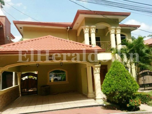 Así de lujosas son casas de policías vinculados a narcos