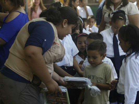 Alumnos de San Lorenzo dan cálida bienvenida a EL HERALDO