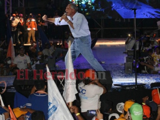 Con fuegos artificiales y masiva participación: 'Papi a la orden' cierra su campaña en la capital