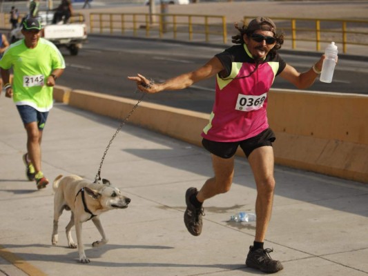 Maratón: Agentes de Tránsito corren 'a exceso de velocidad'