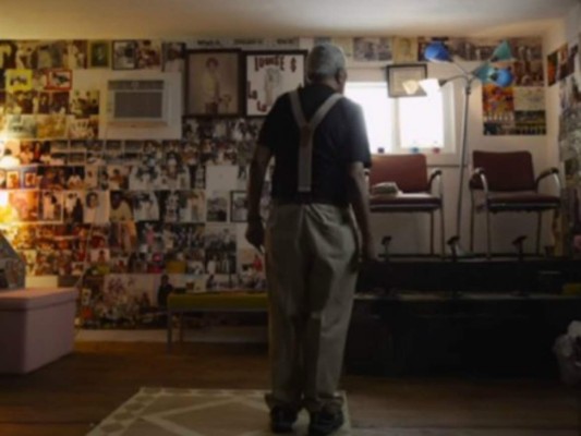 Hombre convierte su casa en un museo para recordar al amor de su vida