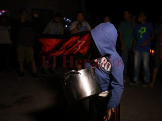 Seguidores de la Alianza de Oposición en Honduras hacen sonar cacerolas en protesta por toque de queda