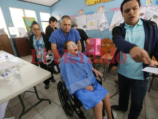 Primera mujer aspirante a la presidencia de Honduras ejerce el sufragio