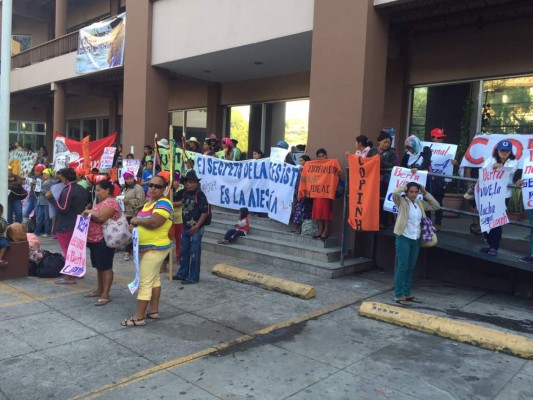 Indígenas se encadenan frente a Fiscalía exigiendo justicia para Berta