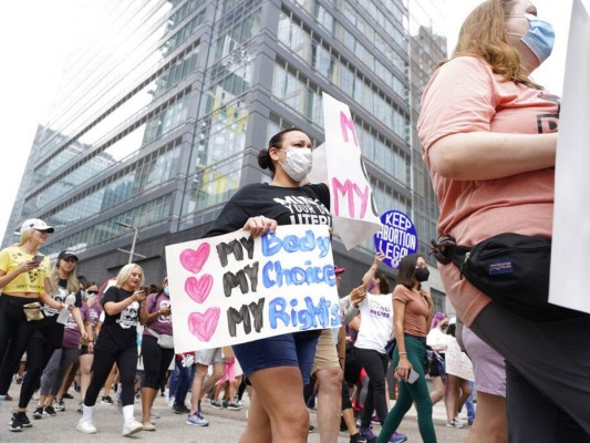 Juez ordena suspender 'radical' ley contra el aborto en Texas