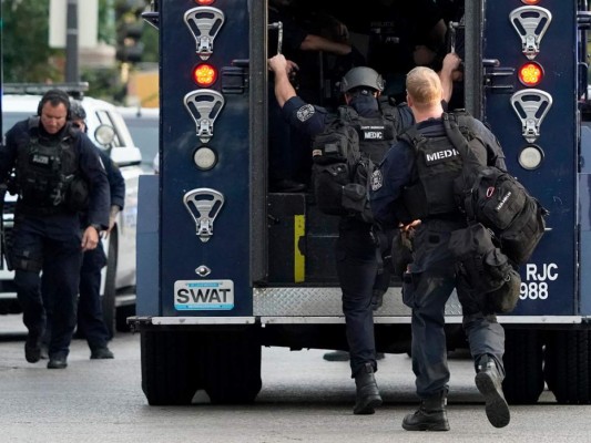 Tras disparo de agresor, muere agente de policía de St. Louis, Estados Unidos