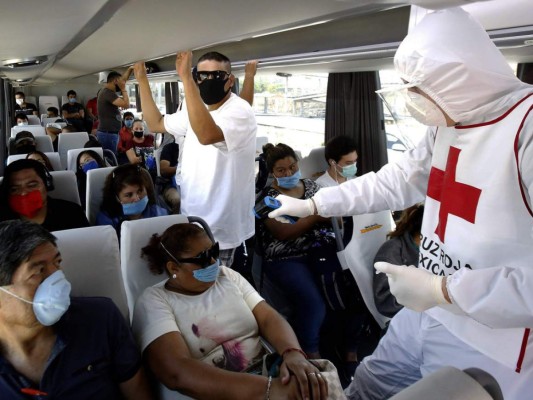 Con cartas, mexicanos envían aliento a parientes con Covid-19 (FOTOS)